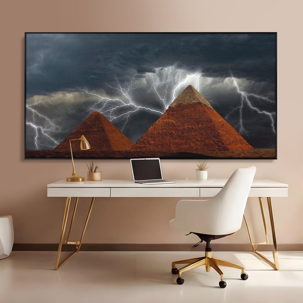 Tablou canvas cu ilustratie cu piramide si fulgere, in rama de aluminiu negru, pe perete intr-un birou